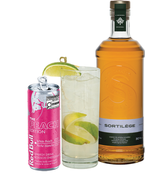 Cocktail Pêche sur la Glace servi avec une canette Red Bull Peach et une bouteille de Sortilège